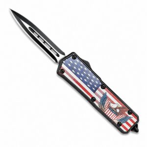 El águila americana vuela hacia arriba con un cuchillo OTF